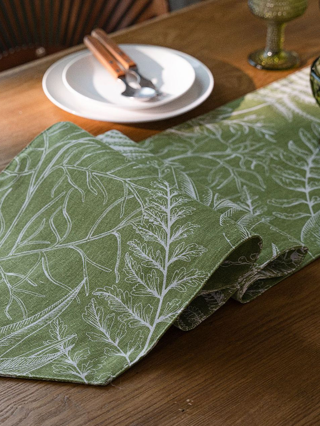 Botanical Fern Table Runner — Sage Green Leaf Print Cotton Farmhouse Decor
